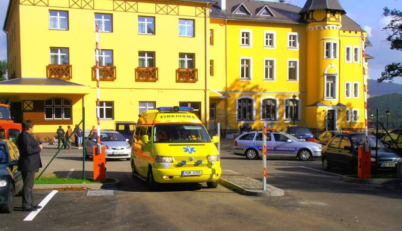 Hledání dívky se účastní záchranné týmy Červeného kříže z Ústí, ale i z okolních okresů, přítomná je i záchranná služba a Severočeská bezpečnosti agentura.