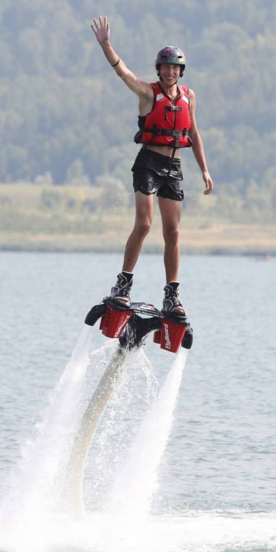 Flyboarding přilákal na Miladu řadu zájemců.