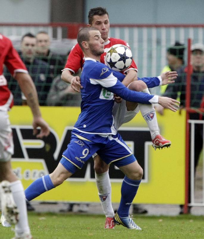 Ústečtí fotbalisté (modří) zvítězili v Pardubicích 1:0. 