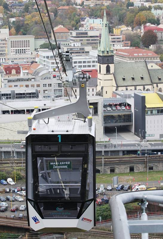 Zátěžová zkouška lanovky na Větruši s pivními sudy. Říjen 2010