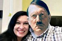 Upravené selfie starostky Hany Štrymplové (ANO 2011) s Adolfem Hitlerem (NSDAP), původně Tomášem Vandasem (DSSS)