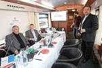Kandidáti na prezidenta debatovali ve vlaku se studentama z Gymnázia Jateční.