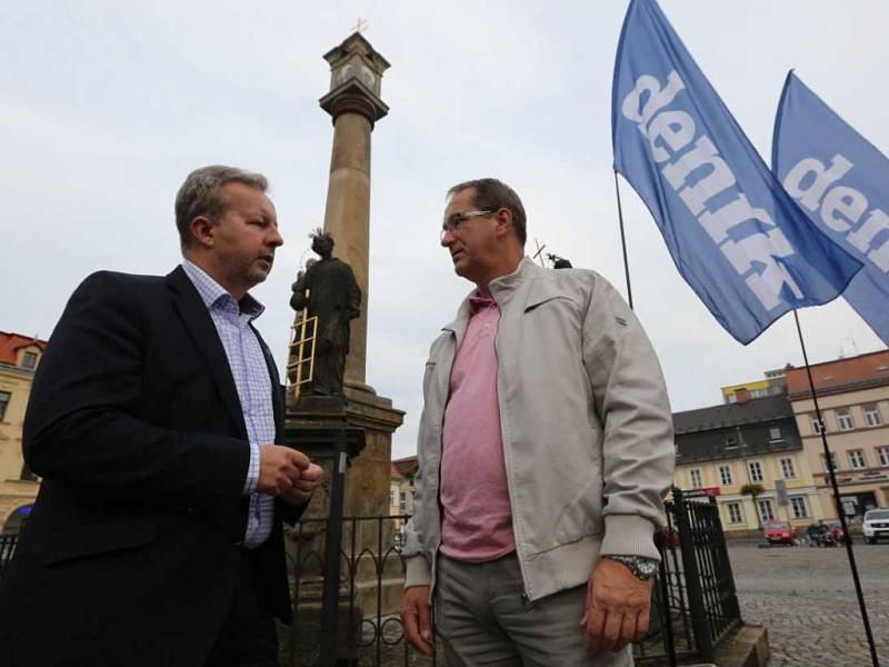 Volební lídři se na Lužickém náměstí v Rumburku ocitli v palbě otázek.