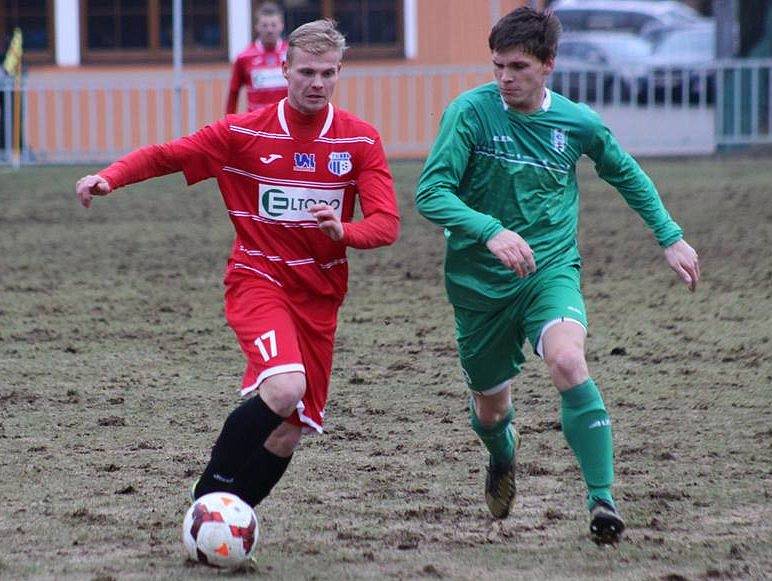 Ústečtí fotbalisté (červení) prohráli v generálce s Vltavínem 1:4.