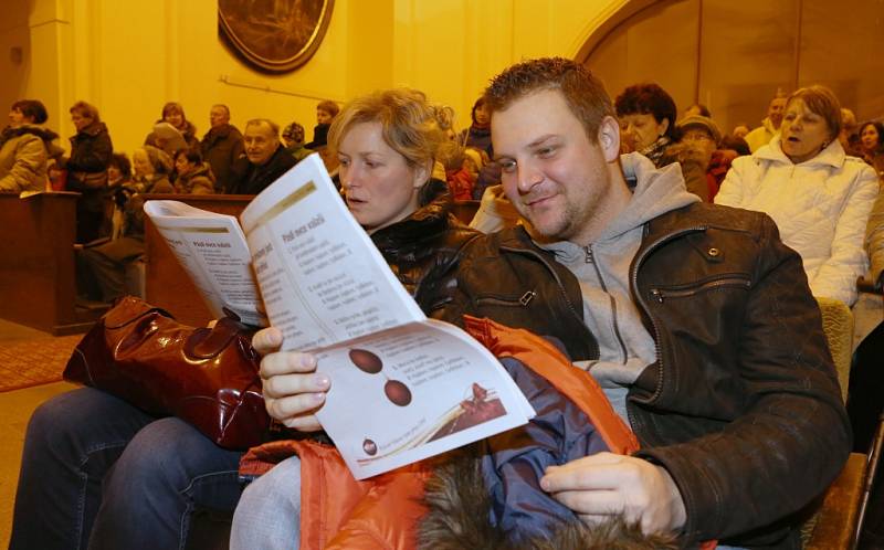 Ústečané si přišli zazpívat koledy do kostela sv. Vojtěcha.