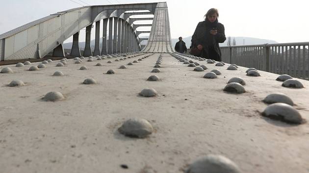 Benešův most potřebuje rekonstrukci jako sůl. 