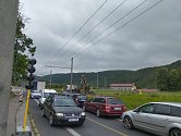 Staveniště v Krásném Březně stále příliš nenasvědčuje tomu, že tu jednou bude okružní křižovatka. Práce ale pokračují a uzavírka komplikuje dopravu.