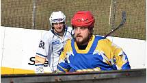 Hokejbalisté ústecké Elby (v bílém) porazili v domácím utkání extraligy KOVO Praha 3:0.  Foto: Miroslav Vlach