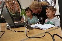 V dětském domově v Litoměřicích mají problém děti s distanční výukou, mají totiž zastaralé počítače, které jsou pomalé.