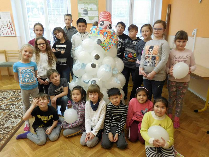 Petrovické děti se i letos zapojily do projektu Sněhuláci pro Afriku. Autor: Pavla Vaicová
