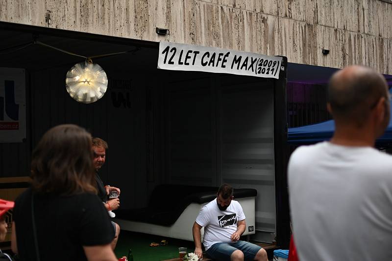 Café Max na ulici/12 let pod vanou v Ústí nad Labem