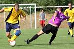 Fotbalisté Trmic (žlutí) utrpěli v přípravě debakl 1:6 od Přestanova.