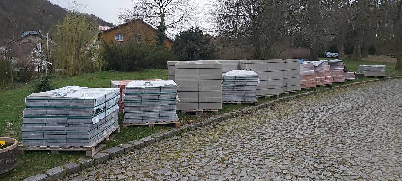 Prohlídka zavřeného zámku ve Velkém Březně. Všechno čeká na sezónu a rozhodnutí vlády o dalším postupu proti pandemii covid-19.