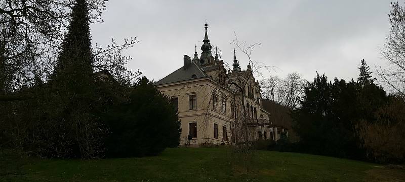 Prohlídka zavřeného zámku ve Velkém Březně. Všechno čeká na sezónu a rozhodnutí vlády o dalším postupu proti pandemii covid-19.