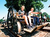 Muzeální železnice v Zubrnicích v sobotu pořádá po dvaceti letech Sraz drezín a vzpomínku na natáčení filmu Páni kluci. Archivní foto ukazuje jak to před dvaceti lety  v Zubrnicích vypadalo.