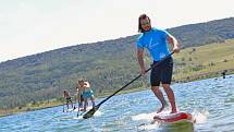 Na hlavní pláži se uskutečnily závody v paddleboardingu.