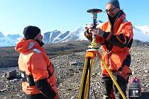 Instalace bodu GPS v hornsundské zátoce.