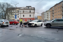 Nehoda zastavila dopravu v centru Ústí, pod Mariánskou skálou se srazila dvě auta.