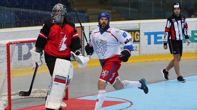 Utkání hokejbalistů České republiky (v bílém) proti Kanadě