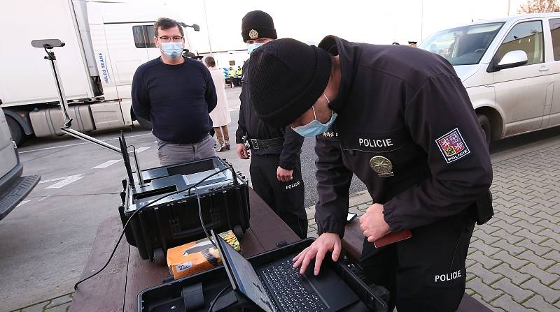 Na odstavném parkovišti dálnice D8 u Lovosic proběhla ve středu 18. listopadu v podvečer akce celní správy a policie na kontroly kamionů a motorových vozidel ze zahraničí.