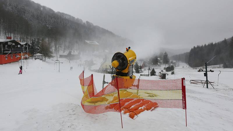 Lyžování v lyžařském středisku Telnice na Ústecku