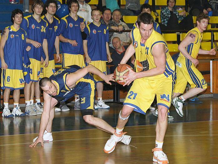  Ústečtí basketbalisté (žluté dresy) doma porazili Opavu B 75:68. 