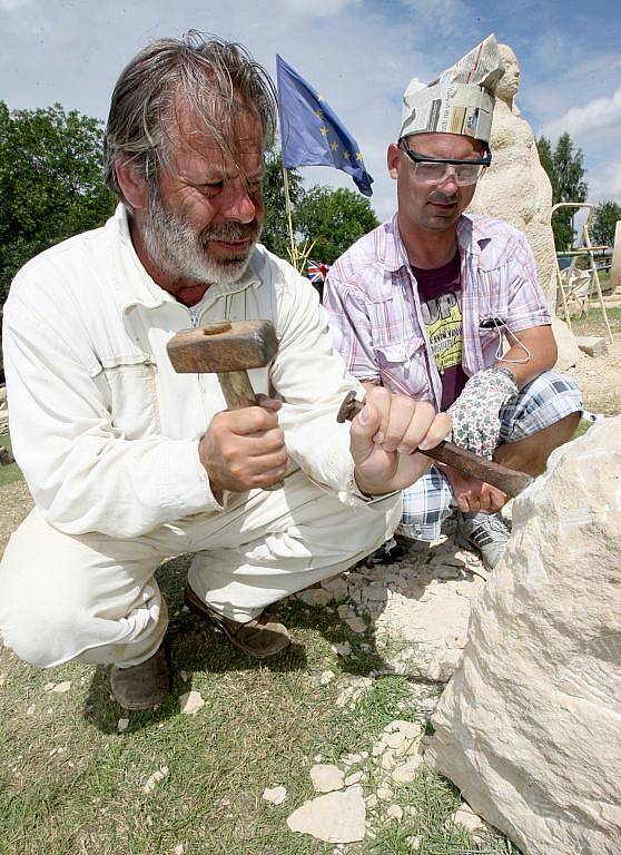 Na každoročním mezinárodním sochařském sympoziu ve vejprtské galerii H si fotoreportér Deníku vyzkoušel, jakého úsilí je potřeba, aby se obyčený kámen změnil v sochu. 