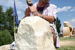 Na každoročním mezinárodním sochařském sympoziu ve vejprtské galerii H si fotoreportér Deníku vyzkoušel, jakého úsilí je potřeba, aby se obyčený kámen změnil v sochu. 