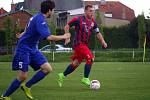 Fotbalisté Chabařovic (červeno-modří) porazili Malé Březno 5:2 a jsou blízko postupu.