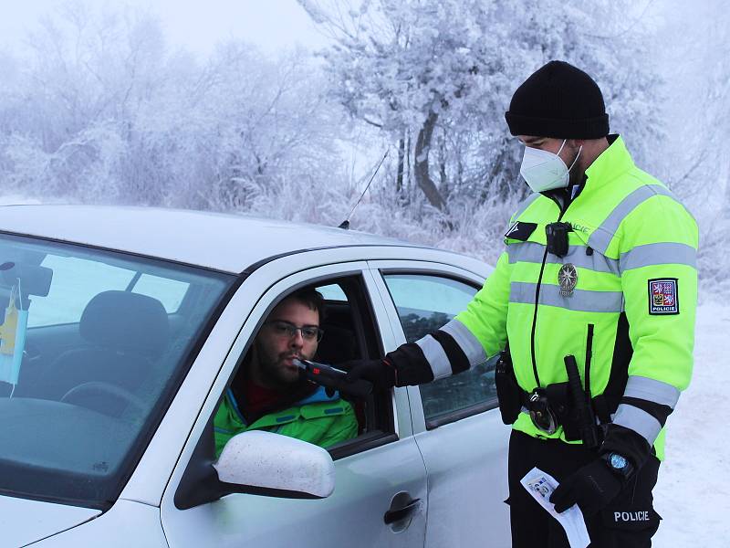 Policisté kontrolovali řidiče a zimní výbavu jejich vozidel u Nakléřova na Ústecku.