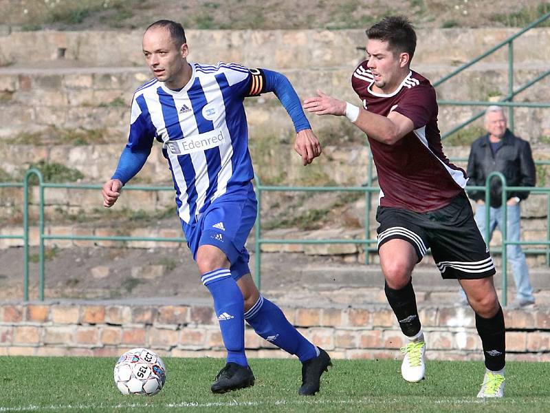 Fotbalisté Neštěmic (v tmavém) porazili ve šlágru 9. kola I. A třídy Roudnici 3:0.