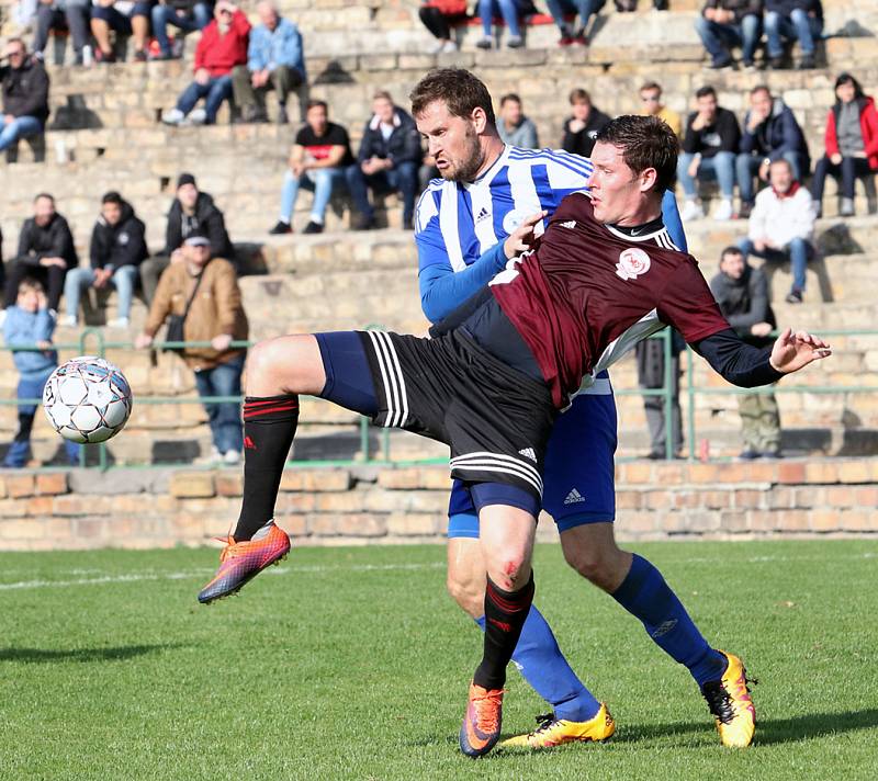 Fotbalisté Neštěmic (v tmavém) porazili ve šlágru 9. kola I. A třídy Roudnici 3:0.