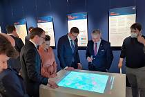 Nové infocentrum k vysokorychlostní železnici na nádraží v Ústí otevřel ministr dopravy Kupka, na děti čeká i model dráhy s jezdícími vláčky.