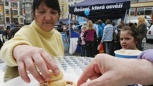 Koláčky, pivo, hamburgery, muzika a tanec, hostesky s preclíky, to vše uprostřed debaty o předvolebním programu občanských demokratů. Tak v úterý začínala kampaň ODS na Mírovém náměstí.