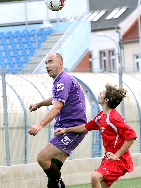 Fotbalisté Telnice (ve fialovém) zvítězili na hřišti Skorotic 3:0.