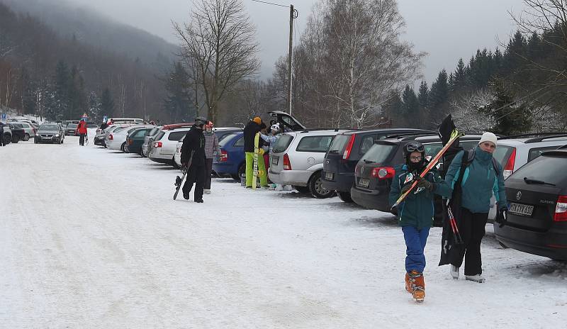 Na sjezdovkách zimního střediska Telnice na Ústecku bylo o víkendu plno.