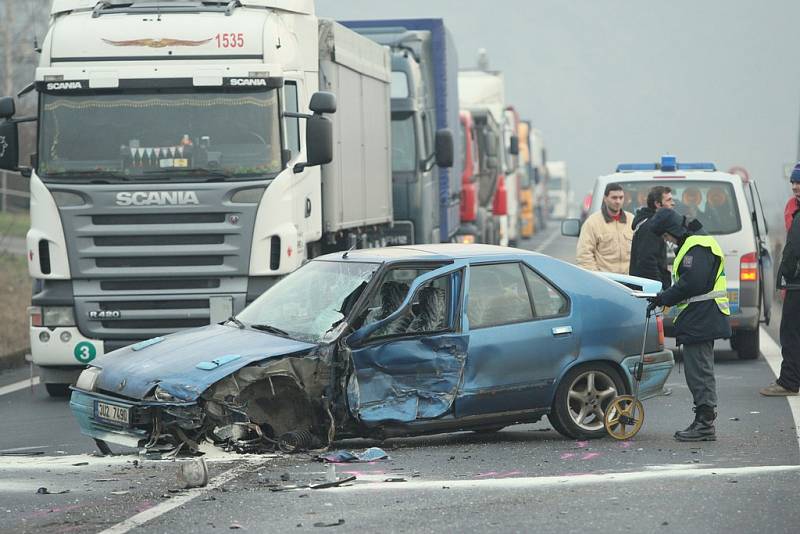 Nehoda zkomplikovala dopravu do Ústí, řidiči stáli v dlouhých kolonách.