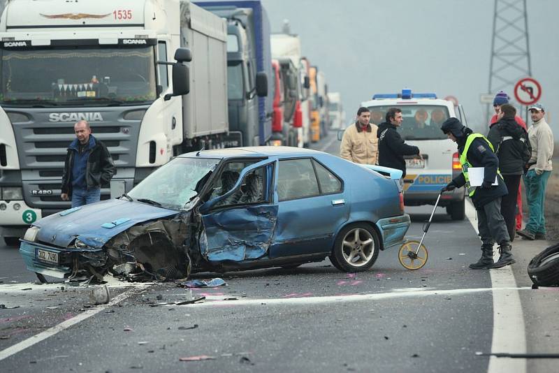 Nehoda zkomplikovala dopravu do Ústí, řidiči stáli v dlouhých kolonách. 