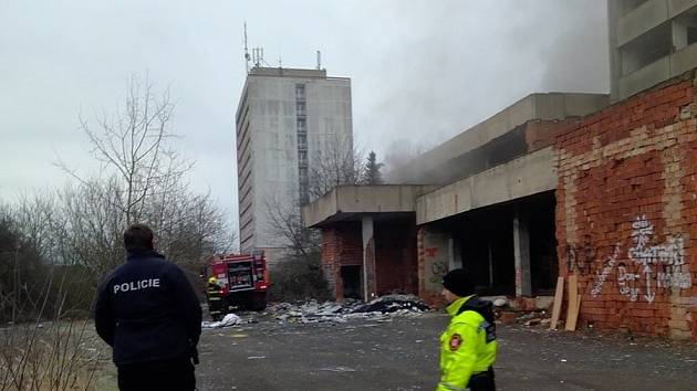 Z hotelu Máj stoupal dým. Požár museli krotit hasiči