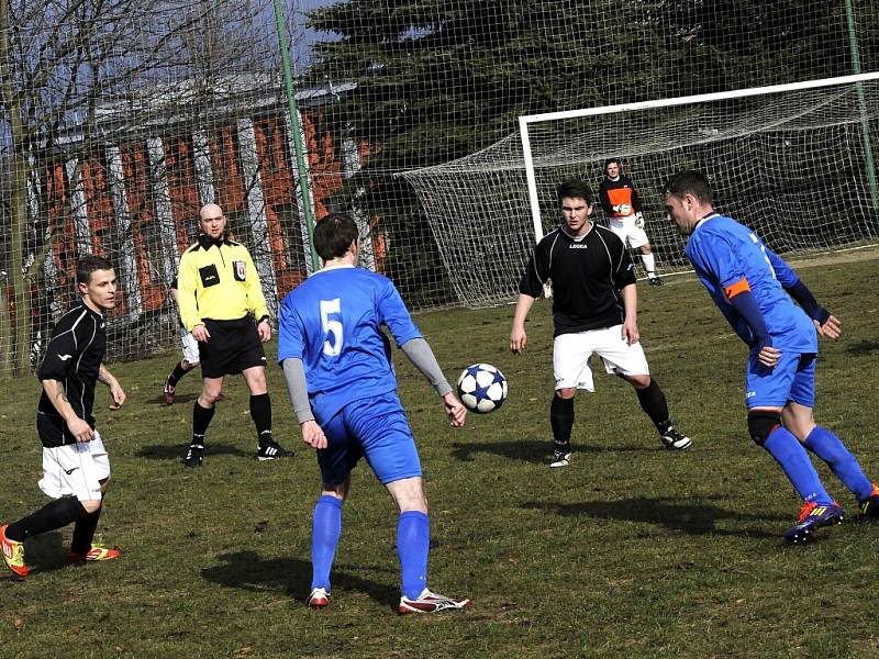 Fotbalisté Libouchce (tmavé dresy) prohráli na hřišti Šluknova 1:2.