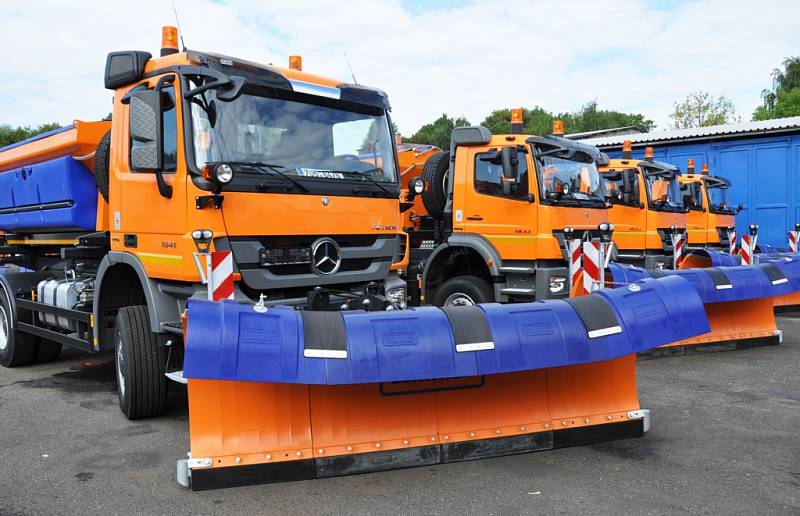 Správa a údržba silnic Ústeckého kraje dostala dárek, deset víceúčelových nákladních automobilů. Využívat je bude v létě i v zimě.