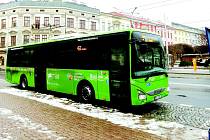 Autobusy v zelené barvě zajišťují příměstskou dopravu. 