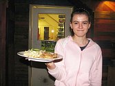 Kuchařský tým restaurace Sport – Pub na zimním stadionu připravuje pro návštěvníky restaurace každý čtvrtek polední menu podle čtenářů Ústeckého deníku.  Servírka Martina Hiřičová. 