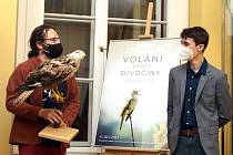 V kavárně ústeckého muzea můžete shlédnout výstavu "Volání ptačí divočiny" od patnáctiletého fotografa přírody Antonína Cettla (na snímku z vernisáže s Václavem Beranem).