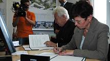 Iva Ritschelová a Richard Hindls podepisují smlouvu o spolupráci ve Vycerru.
