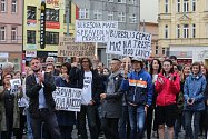 V Ústí nad Labem demonstrovaly proti Babišovi a spol. dvě stovky lidí.