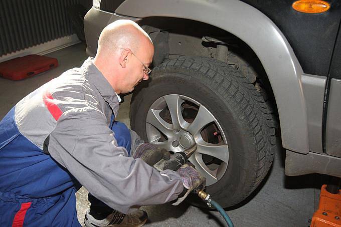 Fotoreportér Deníku si vyzkoušel na vlastní kůži práci automechanika v ústeckém servisu. 