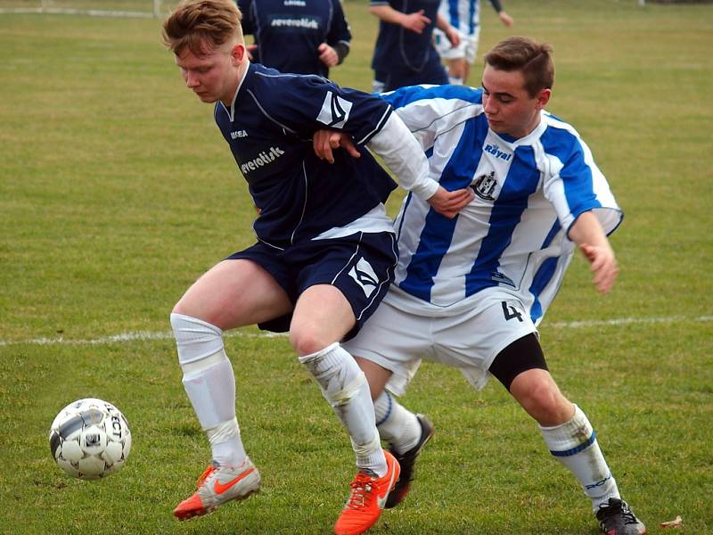 Fotbalisté Chabařovic (pruhovaní) nezvládli úvodní jarní kolo v Okresním přeboru. Favorizovaný tým prohrál na domácí půdě s Malečovem 0:2.   