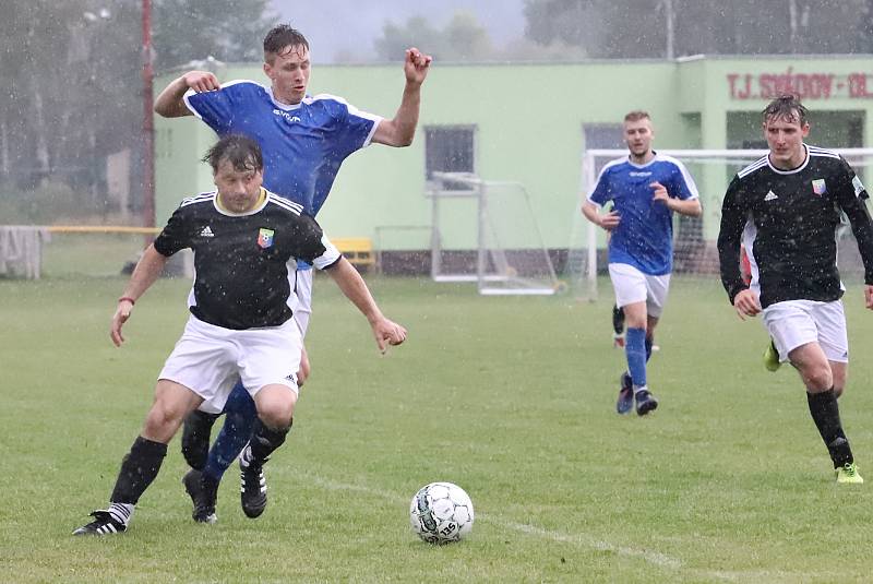 II. třída 2- kolo - hráno ve Svádově. Malečov (černá trika) porazil Chlumec B (modrá trika) 4:0.