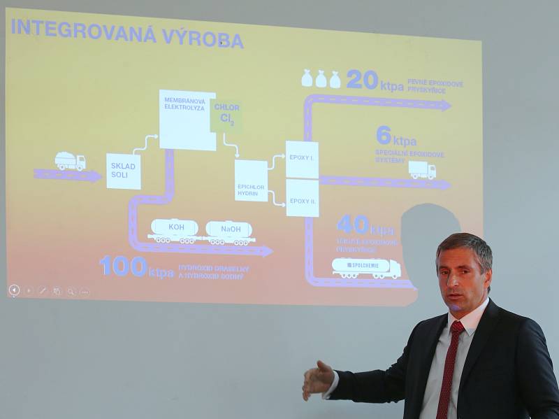 Novou technologie membránové elektrolýzy ve Spolchemii v Ústí nad Labem představil generální ředitel Daniel Tamchyna ( v kravatě) a výrobní ředitel Jan Dlouhý (s knírkem).